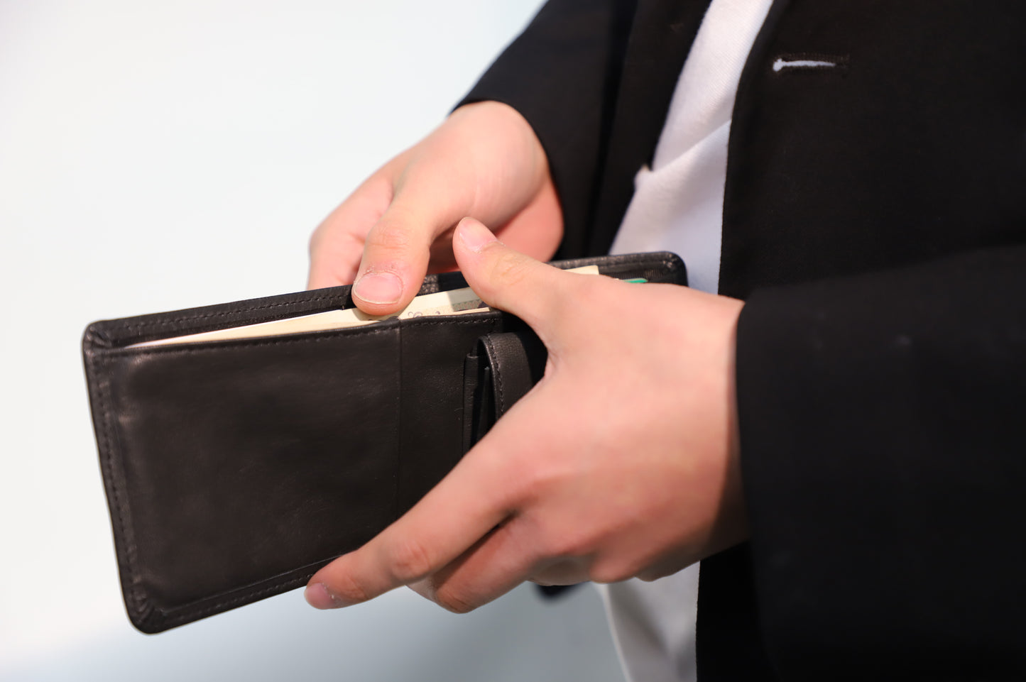 思わず触りたくなる鹿革財布Ticket