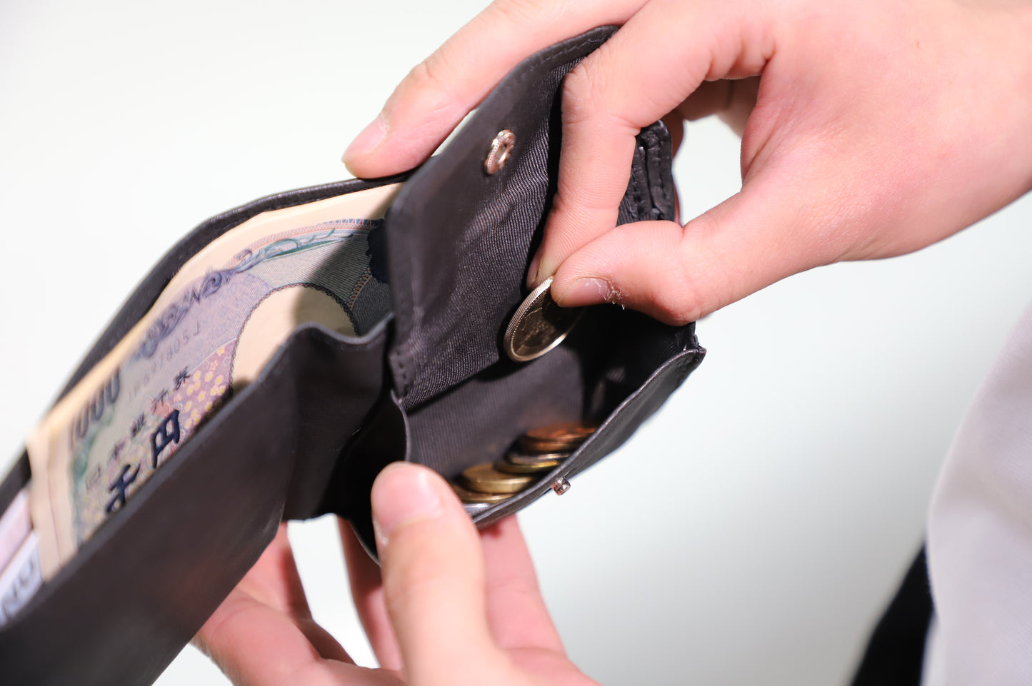 思わず触りたくなる鹿革財布Ticket